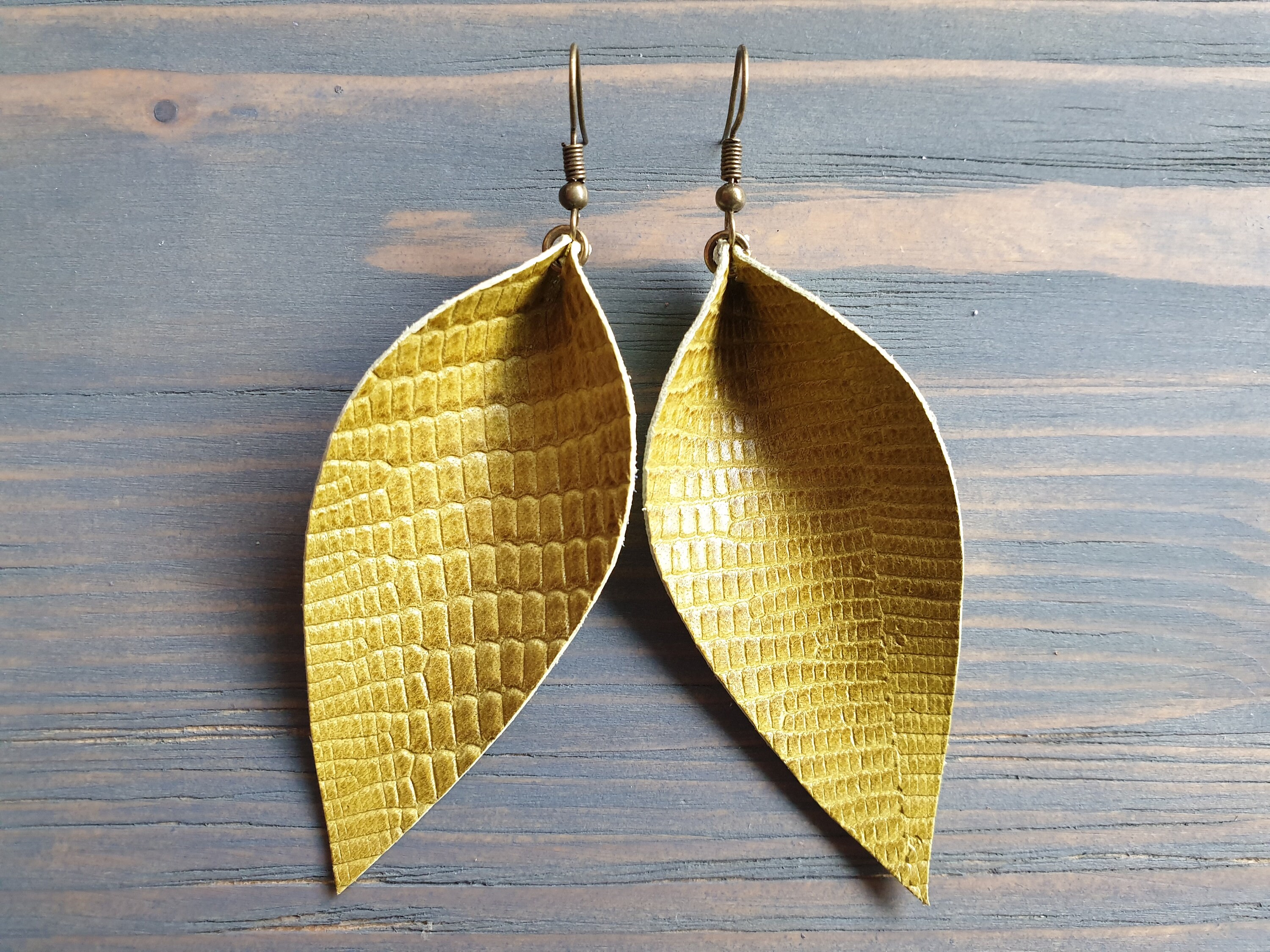 Upside Down Faux Leather Snakeskin Teardrop Earrings. Approx (233276)