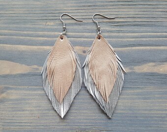 Boucles d’oreilles bohèmes longues. Boucles d’oreilles en plumes de cuir. Boucles d’oreilles en plumes d’argent. Boucles d’oreilles en champagne. Boucles d’oreilles Boho dangle. Boucles d’oreilles légères.