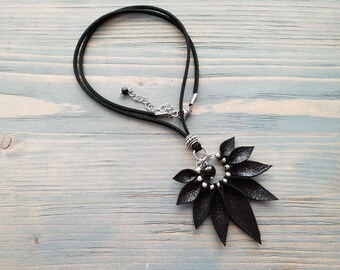 Collana in pelle nera, collana pendente, collana dichiarazione, collana Boho in pelle, collana Boho, gioielli Boho, ciondolo in pelle