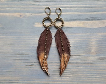Lange Boho Ohrringe. Braune Leder Ohrringe. Leder Feder Ohrringe. Lange Boho Ohrringe. Statement Ohrringe. BronzeFarbene Ohrhänger.