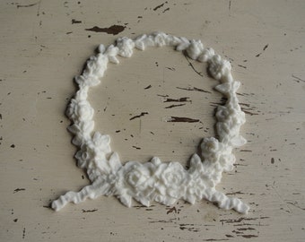 Applique pour meuble shabby chic en résine ! Couronne de roses et de guirlandes de fleurs !