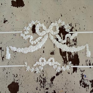 Puede incluir: Piezas de moldura decorativas blancas para la decoración del hogar, que incluyen un lazo, guirnaldas y hojas. Las piezas de moldura están hechas de un material ligero y se pueden usar para agregar un toque de elegancia a cualquier habitación.