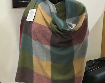 Stola in cashmere dai colori autunnali. Prodotto in Gran Bretagna