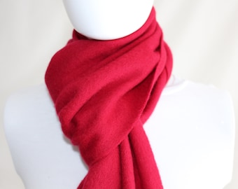 Sciarpa di lusso in 100% cashmere rosso scuro. Disegnata e rifinita nello Yorkshire.
