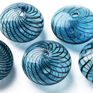 Perline in vetro soffiato color acquamarina: Rondella a strisce nere / Piattino - Set da 5