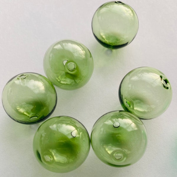 Bulles de verre creuses soufflées à la main, perles de 20 mm de couleur vert herbe douce. Lot de 6