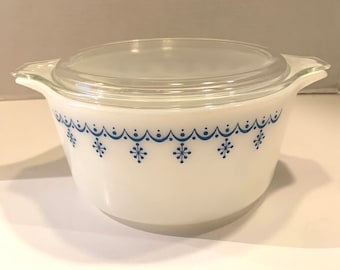 SNOWFLAKE GARLAND, Vintage Pyrex 1 1/2 Quart CASSEROLE with Lid, #474-B Lid # 474-C, Nice Condition, Holiday Dinners, Christmas Present