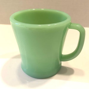 Peut inclure: Panneau en bois rustique avec l'inscription "Welcome to our home" en lettres blanches. Le panneau présente une finition vieillie et un design simple et accueillant, idéal pour la décoration d'entrée.