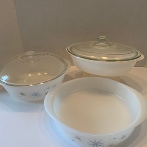 GLASBAKE Set van drie braadpannen, ATOMIC Style Design, rond, twee ovalen, TWEE deksels, wit melkglas, ovenbestendig, kookgerei uit de jaren 50.
