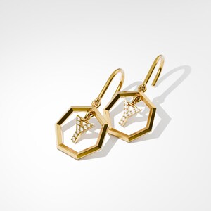 Pendiente con letra Y bañado en oro y rodio blanco