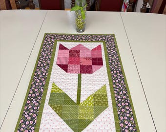 Quilted Tulip Table Topper, Mothers Day Gift, Tulip Lovers, Hostess Gifts, Tulip Table Runner, Coffee Table Decor, Dining Table Topper