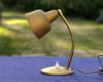 Lampe à poser Aluminor dorée vintage 1950