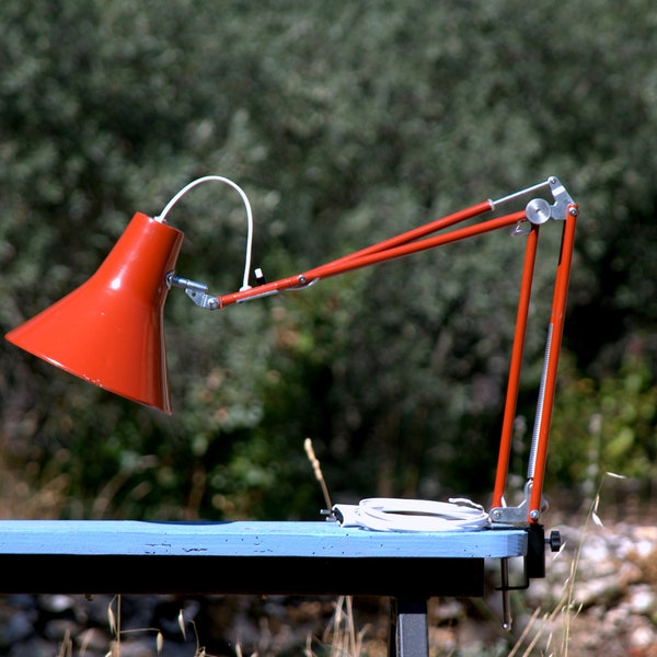 Lampe de bureau rouge à piston. Vintage 1970