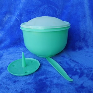 Large Tuppeware Lettuce Bowl w Lid Center Corer