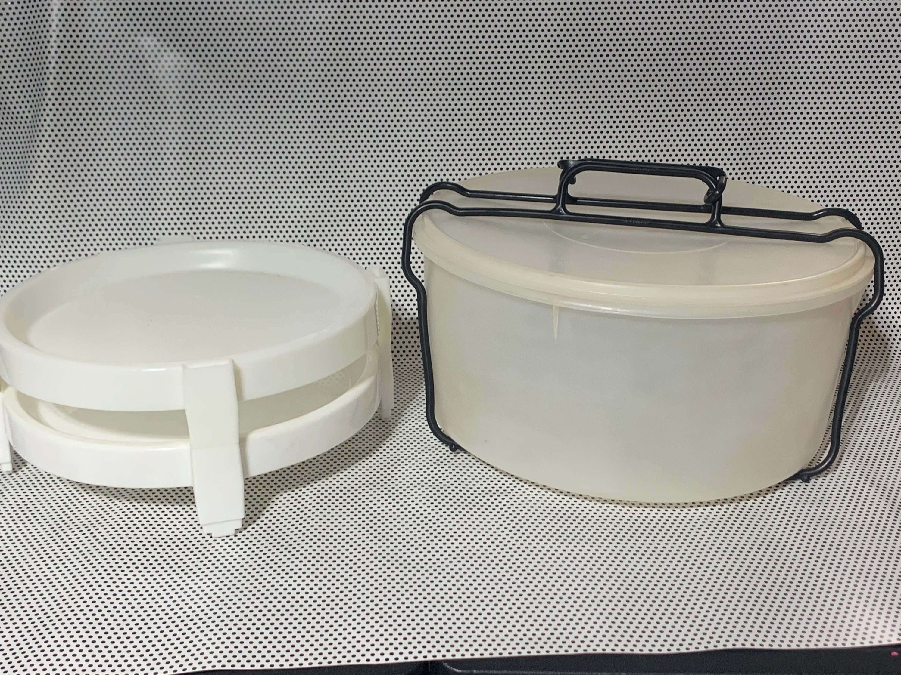 Tupperware Carry-all With Pie Rack & Handle 
