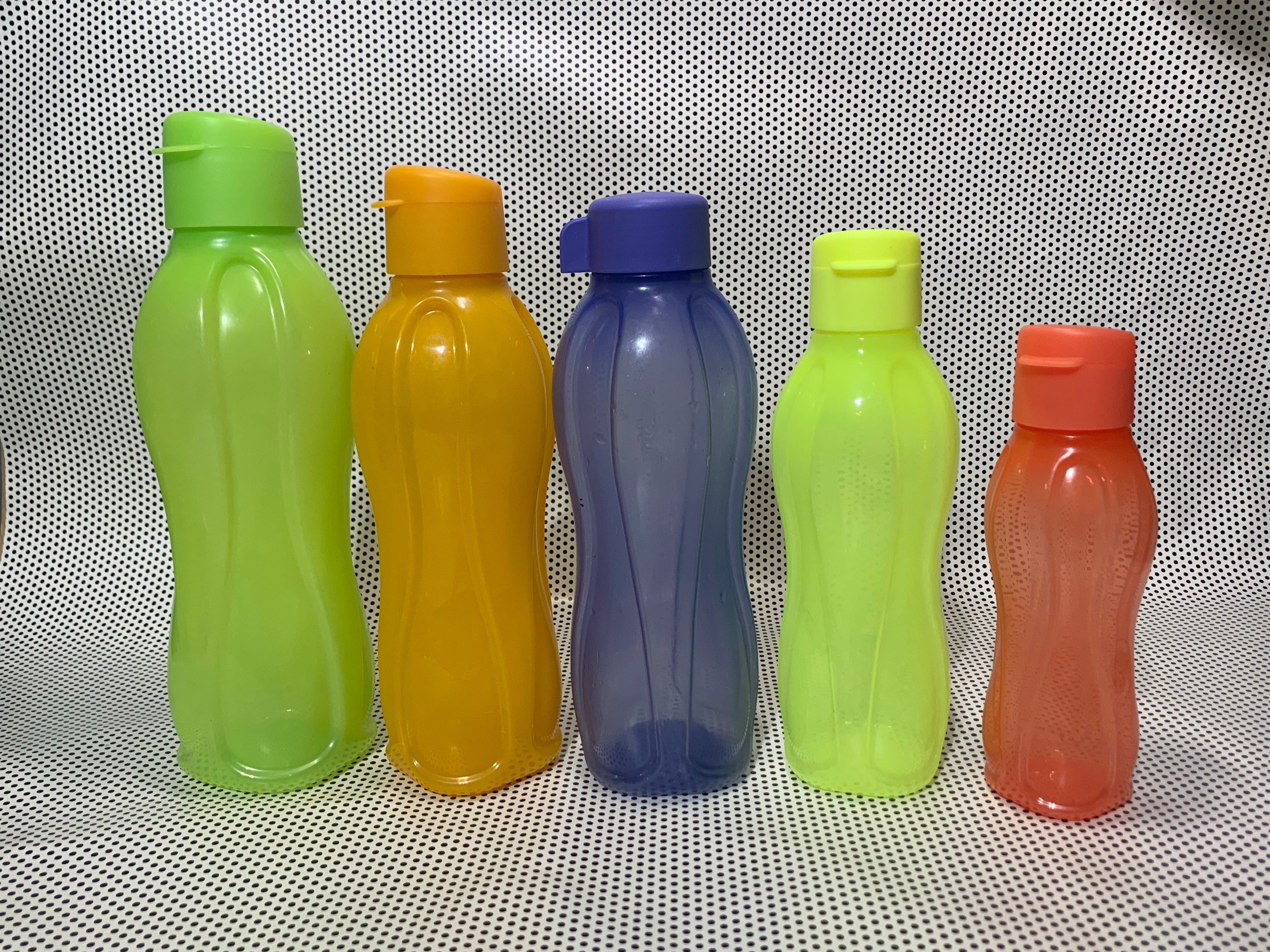 Bouteilles En Plastique Tupperware. Pile De Bouteilles En