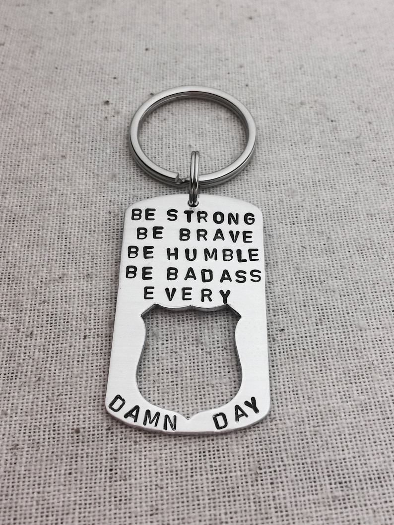 Targa in metallo con scritta in lingua inglese Be Strong Be Brave Be Humble Be Badass, decorazione da parete in metallo, 20,3 x 30,5 cm