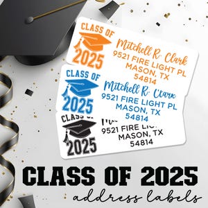 Op de afbeelding: Drie afstudeeradreslabels met een zwart, blauw en oranje afstudeerhoedontwerp. De labels zeggen "Class of 2025" en bevatten een naam en adres.