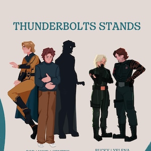 Può includere: Illustrazione dei personaggi dei Thunderbolts: Sentry, Void, Bob, Bucky e Yelena. Il testo recita "THUNDERBOLTS STANDS". Lo stand di Sentry è di 15 cm, e lo stand di Bucky è di 9 cm. I personaggi sono in varie pose, con uno schema di colori verde acqua e beige.