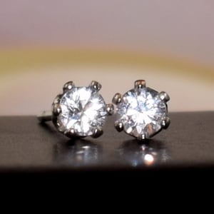 Runda örhängen i sterlingsilver med vita safirer, 3 mm runda Ceylon-stenar i Sri Lanka