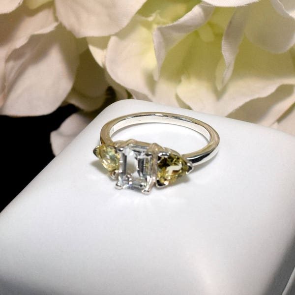 Anillo artesanal de plata de ley con topacio blanco talla esmeralda y berilo amarillo brasileño.