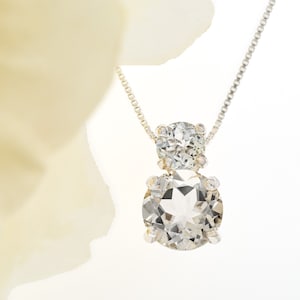 Collana con ciondolo in topazio bianco brasiliano. Pietre preziose sfaccettate rotonde da 8 mm e 5 mm. Gemme naturali scintillanti. Catena selezionata. Custodia, scatola regalo.