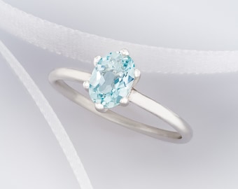 Oval Natural Aquamarine Solitaire Ring: Light Blue Green Sterling Silver. Finger Size 8