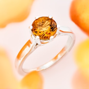 Anillo de citrino naranja, dorado y brillante, procedente de Brasil. Citrino natural de grado AAA, facetado y redondo, de 7 mm. Tejido estilo catedral.