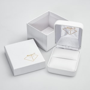 MARILEI weiß Ringetui und Geschenkbox.  Schmucketui aus weißem Kunstleder und Karton mit geprägtem Marilei-Logo.  Passend für die meisten Ringe.