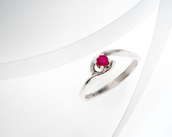 Natürlicher Rubin Sterlingsilber Ring, Juli Geburtsstein, Zierliche Roter Edelstein Moiety