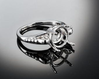 Premium-Ringhalterung im Scroll-Stil aus Silber. 6–10 mm, 4-Zinken-Schale, in sauerstofffreier Umgebung gegossen. Poliert und bereit für den Edelstein.