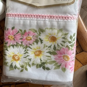 Vintage 1970’s daisy pillowcases,new in package