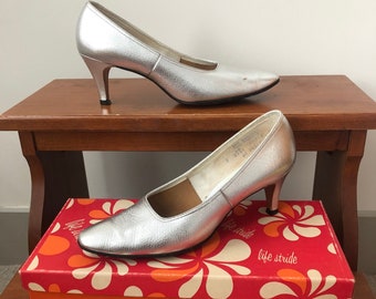 Vintage 1950's, 1960’s era Silver metallic heels, size 7AA