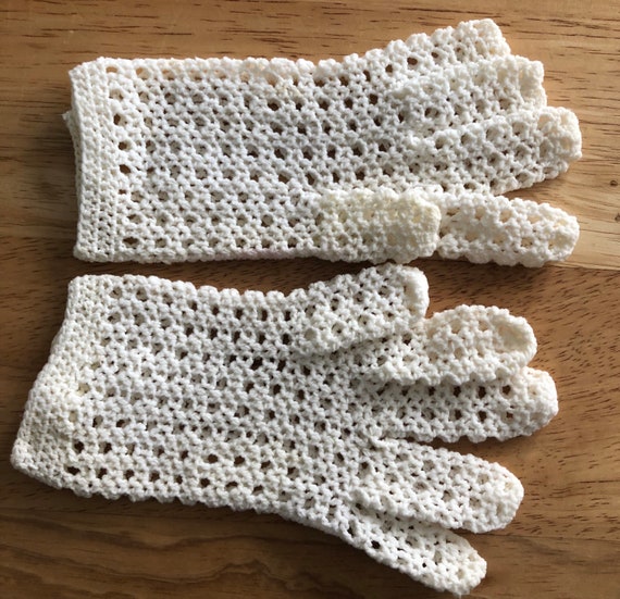 Vintage short white crocheted Gloves with pearls … - image 2