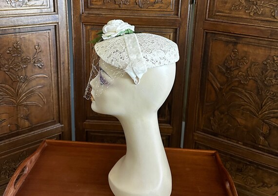 Vintage 1940’s White lace  floral hat, Fascinator… - image 8