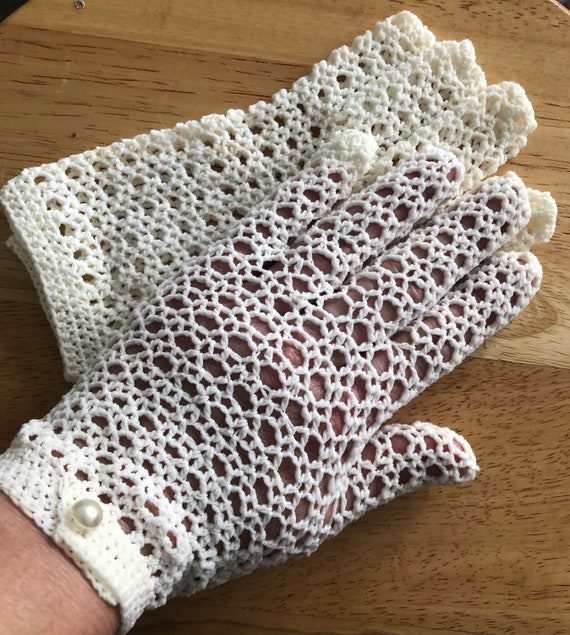 Vintage short white crocheted Gloves with pearls … - image 3