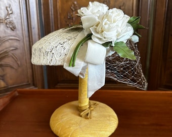 Vintage 1940’s White lace  floral hat, Fascinator, cocktail hat, Birdcage face veil