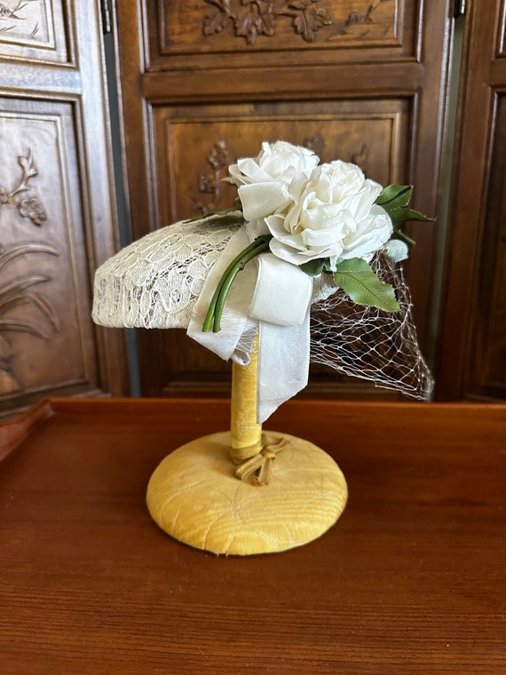 Vintage 1940’s White lace  floral hat, Fascinator… - image 1