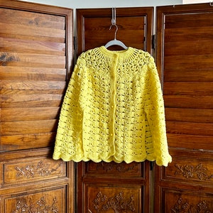 Cape au crochet jaune vif des années 1970