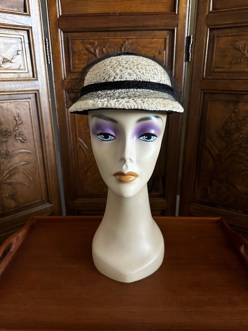 Vintage 1930’s  hat accented with black ribbon velvet accents 
 lace cap hat
Good condition 
Lace with face netting