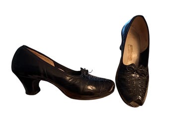 Vintage 1940er schwarze Lederpumps, kleine Zehen, Miller Locke Schuhe, französischer Absatz