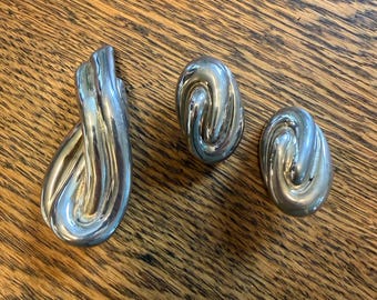 Set vintage in argento sterling 925 con nodo e spirale in stile moderno di metà secolo (spilla, orecchini) modernista, oversize