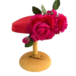 Vintage Red Pillbox Hat – 1950s Floral Birdcage Veil Fascinator