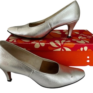 Vintage 1960’s Silver metallic high heels, size 7AA