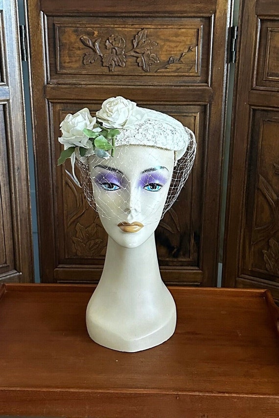 Vintage 1940’s White lace  floral hat, Fascinator… - image 3
