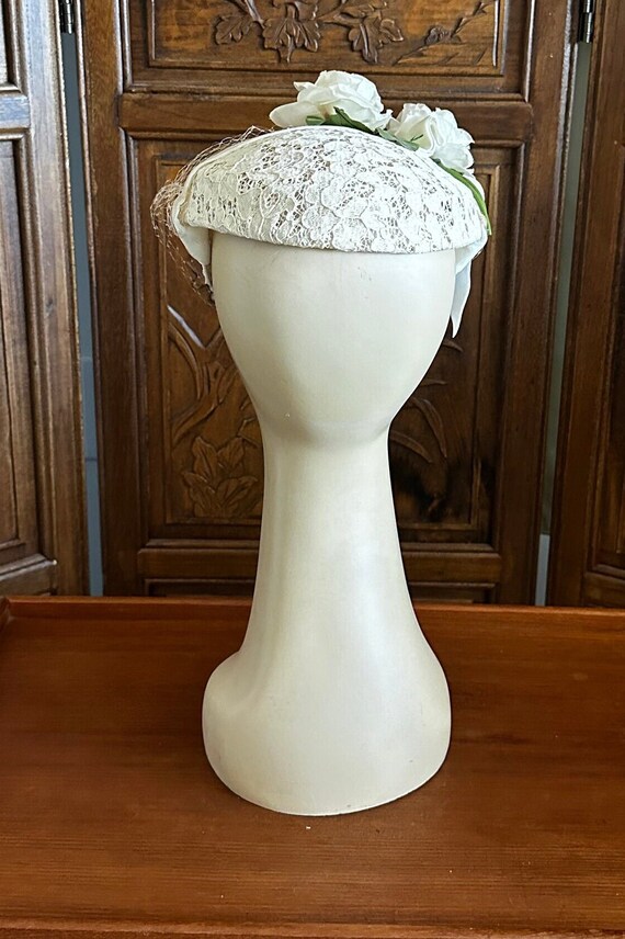 Vintage 1940’s White lace  floral hat, Fascinator… - image 10
