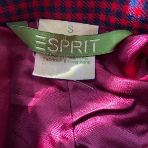 May include: A green and white Esprit brand tag with the letter "S" and the words "Esprit" and "Fabriqu&eacute; &agrave; Hong Kong".