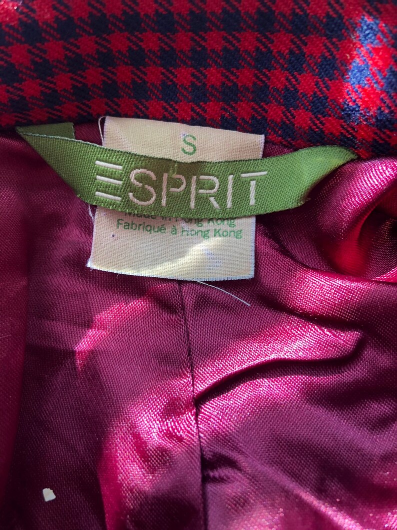 May include: A green and white Esprit brand tag with the letter "S" and the words "Esprit" and "Fabriqu&eacute; &agrave; Hong Kong".
