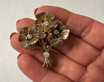 Broche Vintage Signée Pim - Fleur En Relief Couleur Or Poli Et Gravé, Rare, Occasion En Bon état