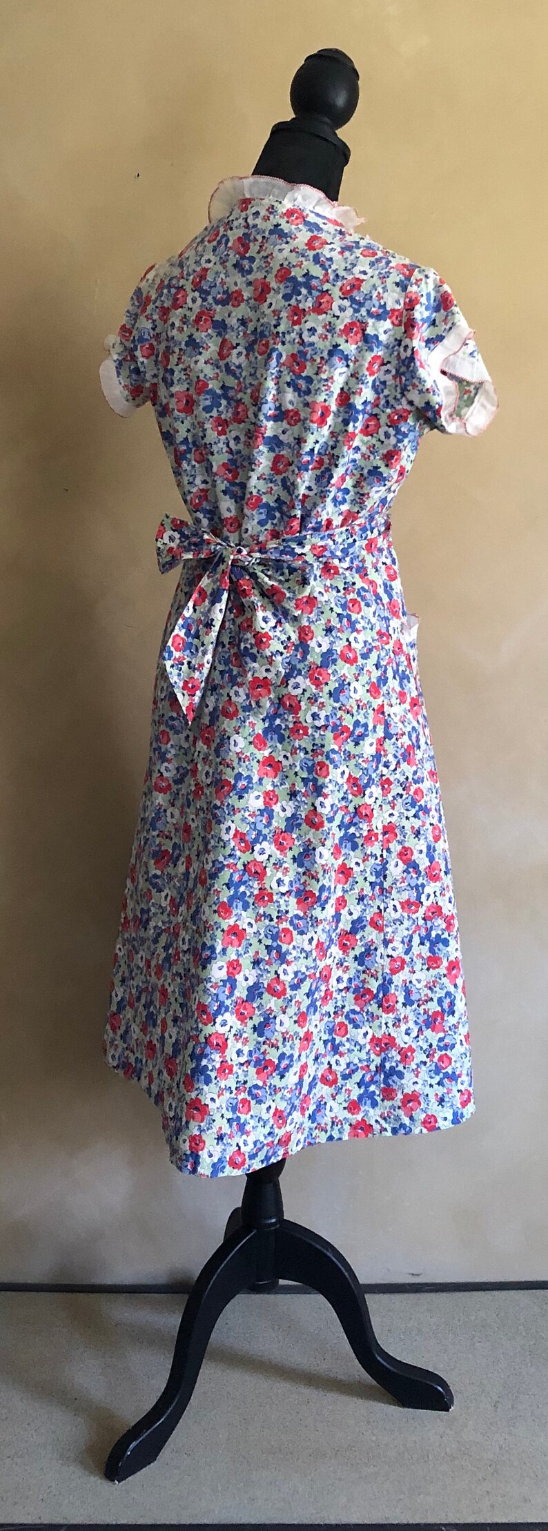 Vintage 50/'s Dress Floral Cotton Day Dress Ruffled Front medium Wrap Dress